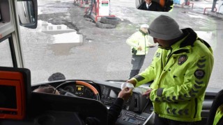 Bitlis polisi otobüslerde emniyet kemeri bilgilendirmesi yapıyor
