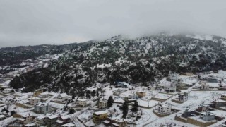 Bu kış geç geldi: Tatil şehri Mersinde kar güzelliği