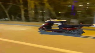 Burdada motosikletin üzerine uzanan genç, canını böyle hiçe saydı