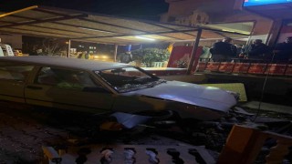 Burdurda virajı alamayan otomobil bahçeye daldı