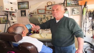 Burhaniyede 50 yıldır berberlik yapıyor