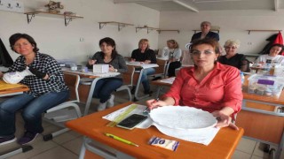 Burhaniyede çini işlemeciliği kursu ilgi gördü