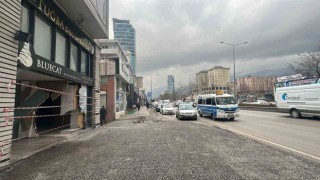 Bursada kontrolden çıkan otomobil dükkana girdi