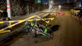 Bursada otomobilin çarptığı lüks motosiklet hurdaya döndü, sürücü yaralandı