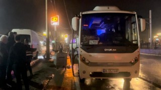 Bursada tur otobüsü aydınlatma direğine çarptı: 10 yaralı