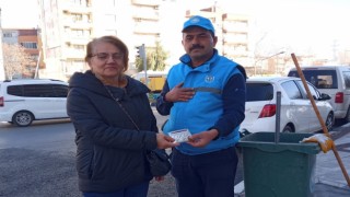 Büyükşehir personelinin duyarlı davranışıyla kayıp cüzdan sahibini buldu