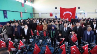 Büyükşehir, Yavuzeli ve Arabandaki öğretmenlere bisiklet dağıttı