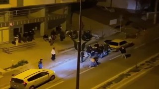 Cadde ortasında iki grup arasında tekmeli, yumruklu kavga