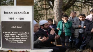 Çanakkale Türküsünün yazarı Halk Ozanı İhsan Ozanoğlu kabri başında anıldı