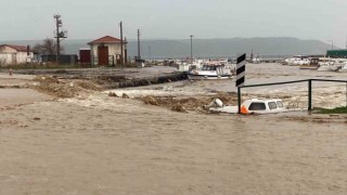 Çanakkalede sağanak yağış nedeniyle Kepez çayı taştı