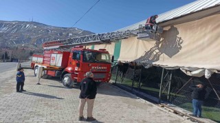 Çatıda mahsur kalan kedi kurtarıldı