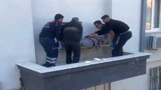 Çatıdaki güneş enerjisi panelini düzeltmek isterken canından oluyordu