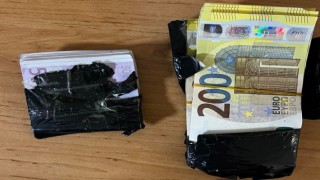 Ceketin cebine bantladığı 54 bin Euro gümrüğe takıldı