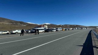 Çığ nedeniyle kapanan Van-Hakkari yolu trafiğe açıldı