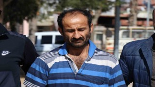 Çocuklarının gözünün önünde annelerini bıçakla öldürdü