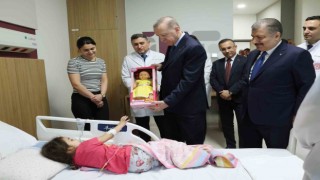 Cumhurbaşkanı Erdoğan açılışını yaptığı hastanede tedavi gören çocukları ziyaret etti