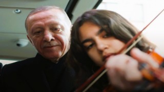 Cumhurbaşkanı Erdoğan keman çalan öğrenciyle Çanakkale türküsünü söyledi