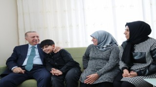 Cumhurbaşkanı Erdoğandan depremzede aileye ziyaret