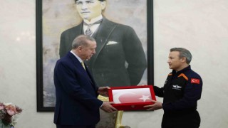 Türkiye'nin ilk astranotru Gezeravcı ayağının tozuyla Cumhurbaşkanı Erdoğan'ı ziyaret etti.
