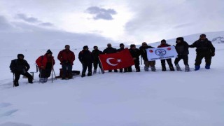 Dağcılar, 6 Şubatta hayatını kaybedenler için tırmandılar