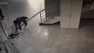 Daire kapısı önündeki spor ayakkabıyı böyle çaldı