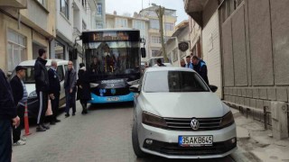 Dar sokakta hatalı park çilesi: Otobüsler kuyruk oluşturdu