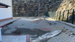 Deprem görmüş gibi: Yeni yapılan okulun bahçesinde göçükler, duvarında çatlaklar oluştu