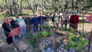 Depremde enkaz altında kalarak hayatını kaybeden şube müdürü ve kızı mezarı başında anıldı