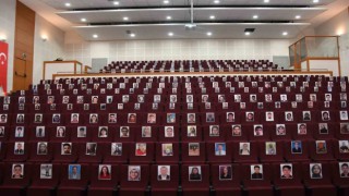 Depremde hayatını kaybeden öğrenci ve çalışanlar için anma töreni düzenlendi