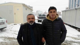Depremde yıkılan apartmanın enkazından, sosyal medyadan gönderdiği mesajla kurtuldu