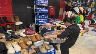 Depremzede aile 6 Şubat depremlerinin yıl dönümünde hayır pilavı dağıttı