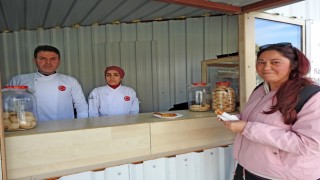 Depremzede aile Çeşmede poğaça-börek satarak hayata tutundu