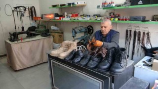 Depremzede ustalar ayakta kalmak için direniyor