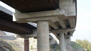 Dev viyadüklerdeki genleşme derzleri ve deprem takozlarındaki bozulmalar çelik malzemelerle giderildi
