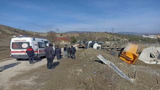 Devrilen hafriyat kamyonu sürücüsü yaralandı