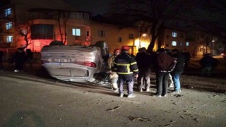 Direksiyon başında fenalaştı, otomobiliyle direğe çarpıp takla attı