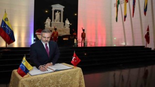 Dışişleri Bakanı Fidan, devrimci lider Bolivarın anıt mezarını ziyaret etti