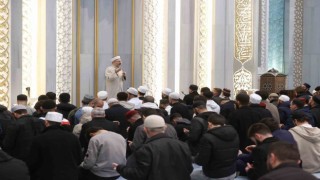 Diyanet İşleri Başkanı Erbaş sabah namazında öğrencilerle buluştu
