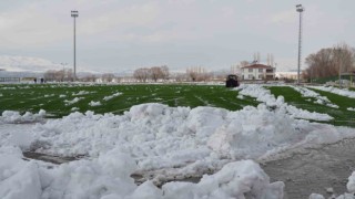 Diyarbakır Çınarspor ile Yeşil Vartospor maçı öncesi saha kardan temizlendi