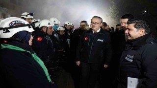 Diyarbakır Valisi, depremde arama-kurtarma çalışmalarına katılan ekiplerle bir araya geldi