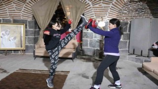 Diyarbakırda kadınlar, tarihi surlarda aldıkları savunma eğitimi ile kendilerini koruyor