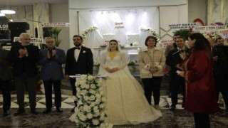 Diyarbakırda siyasetçileri ve iş adamlarını bir araya getiren düğüne 3 bin kişi katıldı
