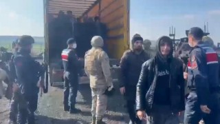 Diyarbakırda tırda 72 kaçak göçmen yakalandı