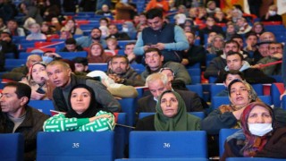Diyarbakırda TOKİ şanslıları kura çekiminde ekrana odaklandı