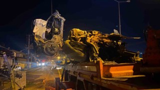Diyarbakırdaki feci kazada beton direğe çarpan araç hurdaya döndü: 1 ağır yaralı