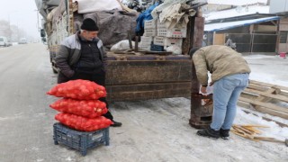 Doğu buz kesti, pazarcılar soğuktan korunmak için soba kurdu
