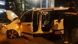 Ehliyetsiz sürücü kontrolden çıkıp üst geçidin ayağına çarptı