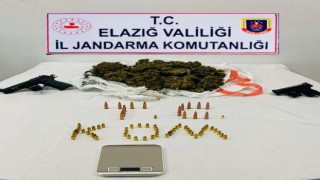 Elazığda 3 kilo skunk ve 2 adet silah ele geçirildi