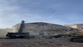 Elazığda ağır hasarlı binaların yıkımı sürüyor