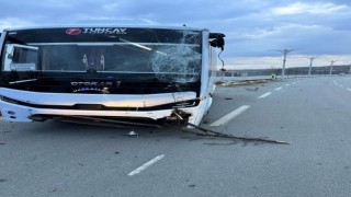 Elazığda midibüs çarptığı aydınlatma direğini devirdi